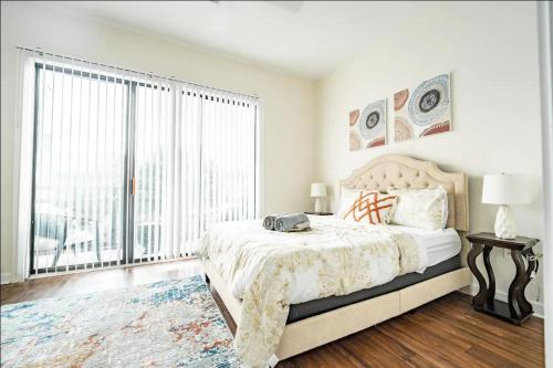 1 dormitorio con cama y ventana grande en Luxury Apartment Uptown Wi-Fi Gym Pool Shops Food! Apt 228, en Charlotte