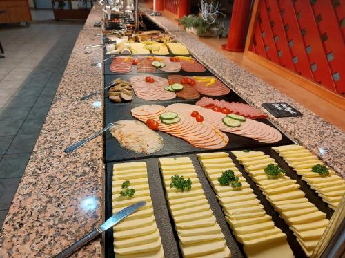 una línea buffet de queso, carne y verduras en Sporthotel Neuruppin, en Neuruppin