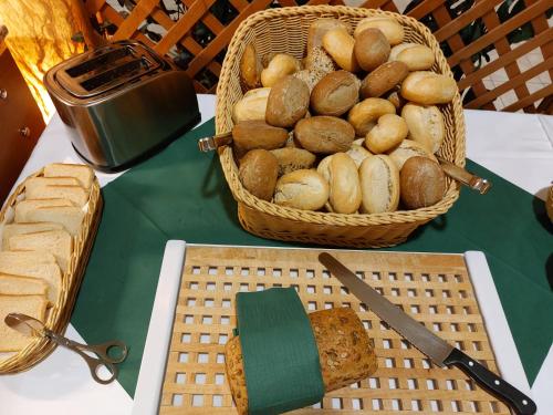 una mesa con cestas de pan y una cesta de pan en Sporthotel Neuruppin, en Neuruppin