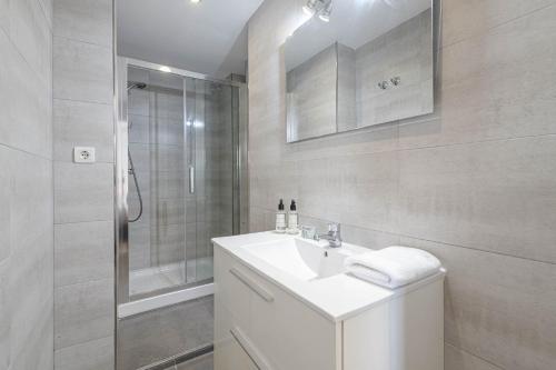Koupelna v ubytování Mediterraneo Beach Apartment in Malaga by Solaga Holiday Homes