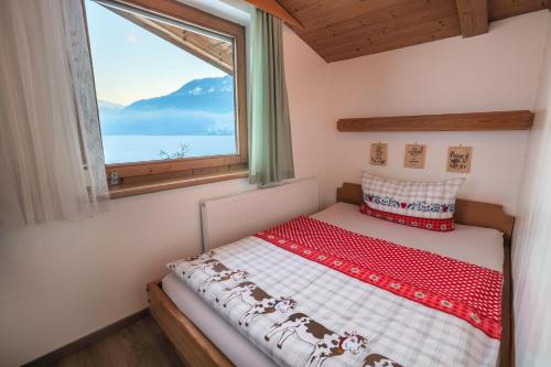 Dormitorio pequeño con cama y ventana en Haus Carmen en Stumm