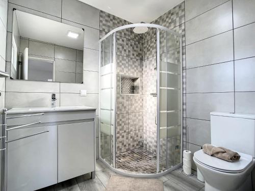 een badkamer met een douche, een toilet en een wastafel bij Casa da Avo by Atlantic Holiday in Caniçal