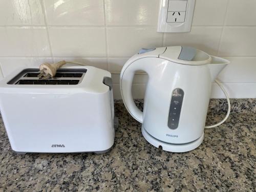 Příslušenství pro přípravu čaje a kávy v ubytování Alojamiento La Victoria 2 personas