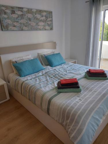 Casa da Sardinha في فوزيتا: غرفة نوم عليها سرير ووسادتين