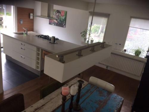 een grote keuken met een groot wit aanrecht bij Lovely family house nearby Amsterdam and Schiphol in Almere