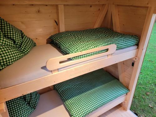 two empty bunk beds in a wooden cabin at Schitterhof CHALETS in Spielberg