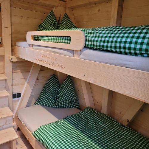 una pila di letti a castello in una cabina di Schitterhof CHALETS a Spielberg