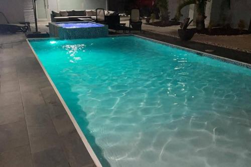 una piscina de agua azul en una casa en Aquaville Dorado Moderna Villa 5, en Dorado