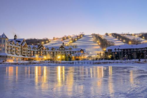 un resort nella neve con un lago e edifici di Condo 904 at North Creek Resort a Blue Mountains