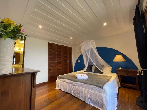 ein Schlafzimmer mit einem Himmelbett in der Unterkunft FERRADURA EXCLUSIVE SEaVIEW in Búzios