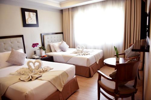 Un pat sau paturi într-o cameră la Aura One Hotel