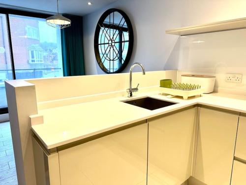 Köök või kööginurk majutusasutuses Super Modern New 2 Bedroom Apartment - Next to the Beach - Great Location - Fast WiFi - Smart TV - sleeps up to 4! Close to Purbeck, Corfe Castle, Sandbanks, Poole & Bournemouth