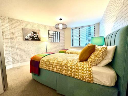 Voodi või voodid majutusasutuse Super Modern New 2 Bedroom Apartment - Next to the Beach - Great Location - Fast WiFi - Smart TV - sleeps up to 4! Close to Purbeck, Corfe Castle, Sandbanks, Poole & Bournemouth toas