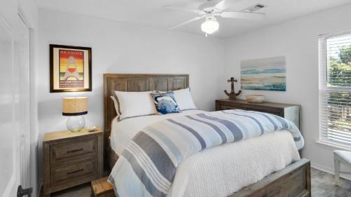 een slaapkamer met een bed en een plafondventilator bij Rollin Tide C7 - Think Happy Thoughts in Santa Rosa Beach