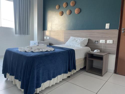 Un pat sau paturi într-o cameră la Hotel Center Vitoria