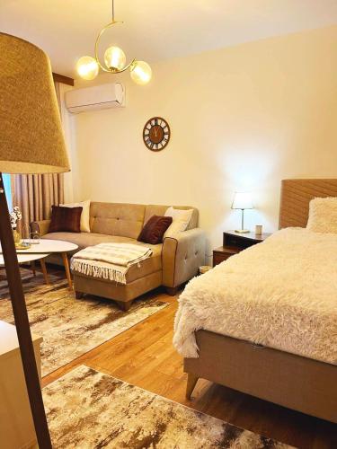 sala de estar con cama y sofá en Dream apartment Gotse Delchev, en Gotse Delchev