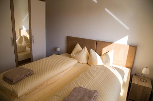 Postel nebo postele na pokoji v ubytování Gästehaus und Fewo Lamm Garni