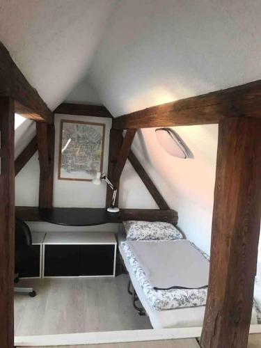 Mały pokój z łóżkiem i biurkiem w obiekcie Modernisiertes Gästezimmer im Ortskern w mieście Wehrheim