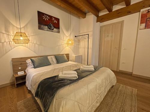 a bedroom with a bed with two towels on it at Agriturismo Vecio Portico in Marostica