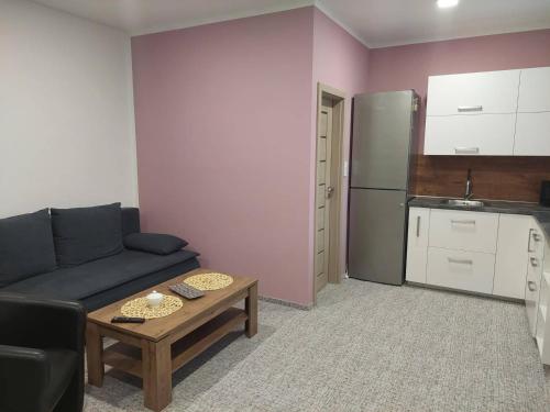 Il comprend un salon avec un canapé et une table. dans l'établissement Apartmán SORADA, à Rohatec