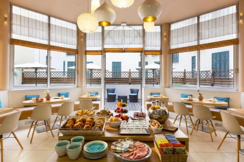 une cafétéria avec un buffet de plats sur une table dans l'établissement Citadines Croisette Cannes, à Cannes