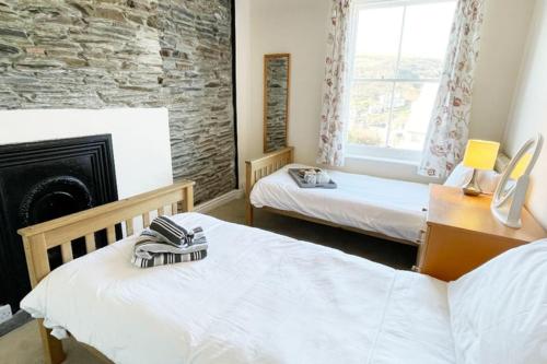Postel nebo postele na pokoji v ubytování Morwenna, Port Isaac Bay Holidays