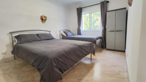 een slaapkamer met 2 bedden en een raam bij Sao Rafel Beach house in Albufeira