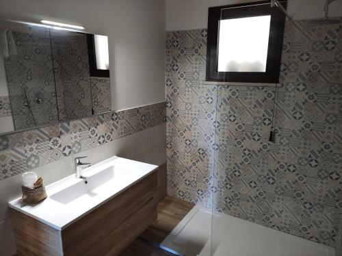 bagno con lavandino e specchio di Agriturismo Ariston ONC 1484 a Sabaudia