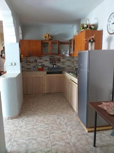 阿加迪爾的住宿－agadir hassania，厨房配有不锈钢冰箱和木制橱柜