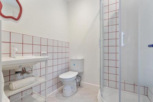 a bathroom with a toilet and a sink and a shower at ✰OnPoint -LARGE 3 Bedroom House With Parking!✰ in Derby