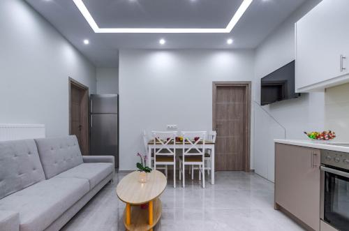 uma sala de estar com um sofá e uma mesa em Renovated 2BD house close to Pireus port em Piraeus
