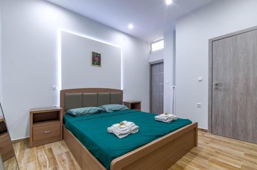 um quarto com uma cama com toalhas em Renovated 2BD house close to Pireus port em Piraeus