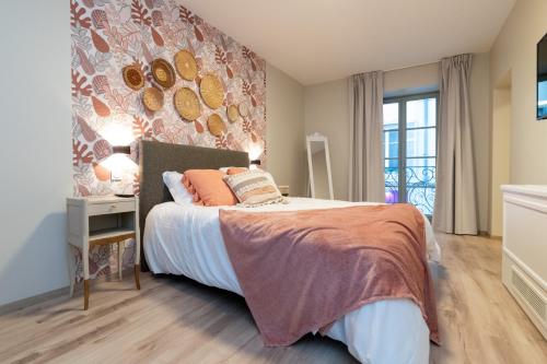 sypialnia z łóżkiem i oknem w obiekcie Les coursives appartements w mieście Mâcon
