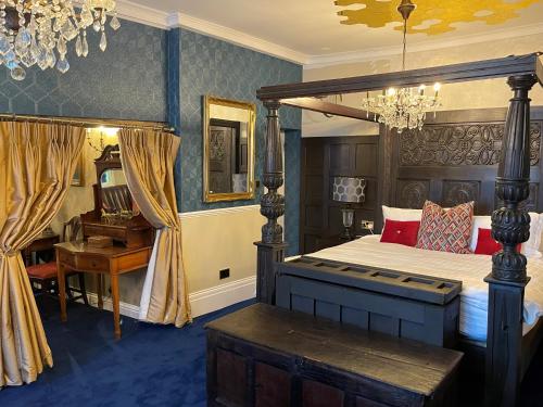 um quarto com uma cama de dossel e uma secretária em Staycations Maldon em Maldon