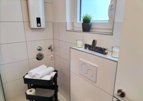 y baño con lavabo y ducha con toallas. en Living-Life, Klinik & Messe vor Ort, Wlan, Netflix, en Essen