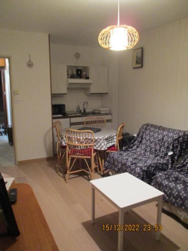 un salon avec un canapé et une table dans l'établissement Studio dans la station de ski La Bresse-Hohneck, à La Bresse