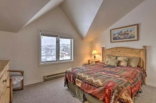 Un dormitorio con una cama grande y una ventana. en Fireplace and Stream Access Cozy Grand Lake Retreat, en Grand Lake