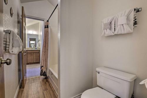 Un baño blanco con inodoro y ducha. en Fireplace and Stream Access Cozy Grand Lake Retreat, en Grand Lake