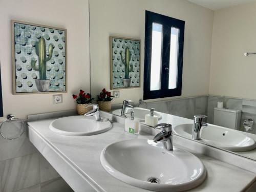 Kúpeľňa v ubytovaní HomeForGuest Villa 5 in Salobre Golf with private pool, garden and great views