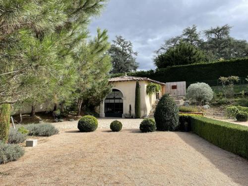 a house with a garden with a driveway at On dirait LE SUD in Andrézieux-Bouthéon