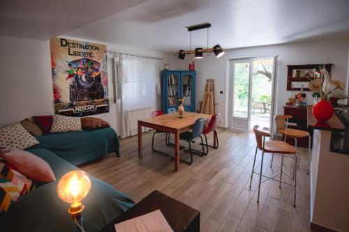 uma sala de estar com um sofá e uma mesa em Appartement avec Rivière privative em Tourrettes