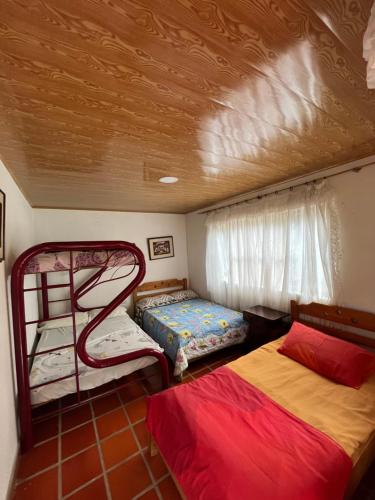 a bedroom with two beds and a window at Finca campestre en Mesitas del Colegio in La María