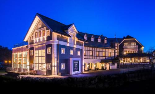 a large house at night with its lights on at Lahntalhotel Feudingen in Bad Laasphe