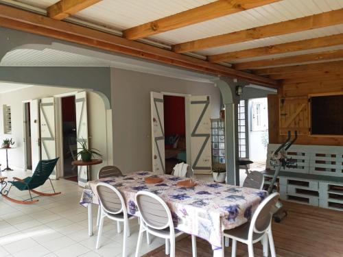 een eetkamer met een tafel en stoelen in een kamer bij Villa SUNESIS Lamentin in Lamentin