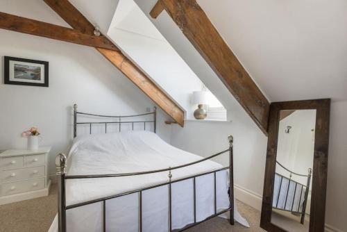 ein Schlafzimmer mit einem Bett auf einem Dachboden in der Unterkunft Upper Deck, Port Isaac Bay Holidays in Port Isaac