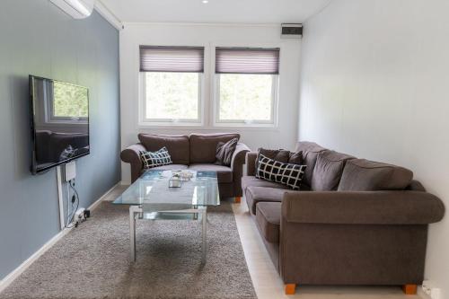 uma sala de estar com um sofá e uma mesa de centro em Blåfjell hundesenter fjellhotell em Mosjøen