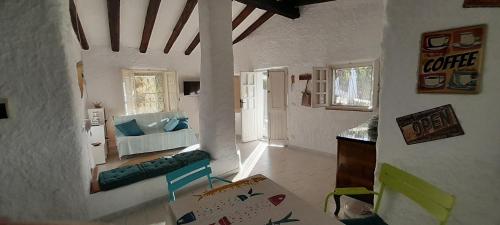 sala de estar con sofá y mesa en ViaGramsci129, en San Teodoro