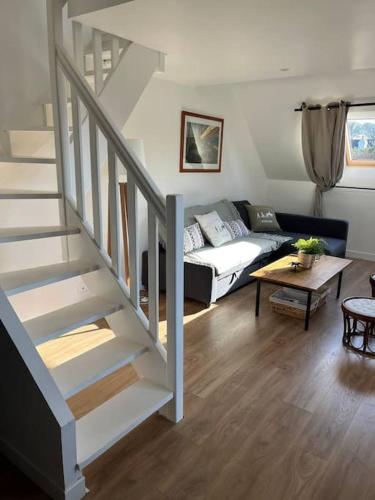 un salon avec un escalier et un canapé dans l'établissement Appartement T2 - port d'Orange, à Saint-Pierre-Quiberon