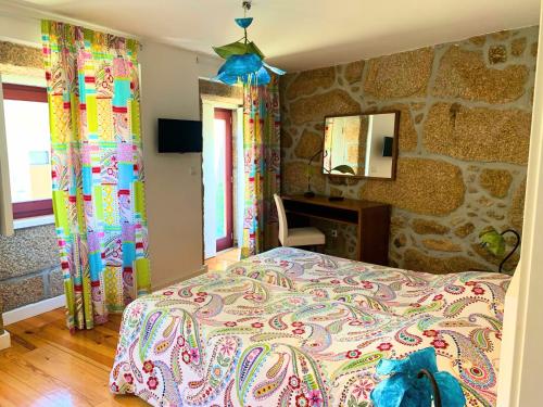 Ένα ή περισσότερα κρεβάτια σε δωμάτιο στο Casas d Aldeia Turismo Rural