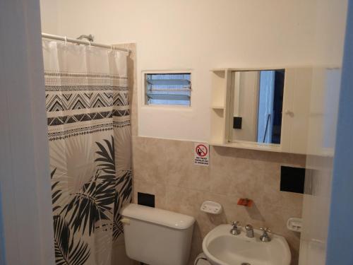 y baño con aseo y lavamanos. en ALOJAMIENTO SERRANO BIS en Villa Giardino
